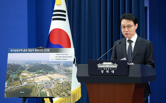Lee Kyu-yeon, senior presidential secretary for public relations, shows a plan during a press briefing announcing the bid to develop a site for a presidential branch office in the administrative city of Sejong at the Blue House in central Seoul on April 14. [JOINT PRESS CORPS]