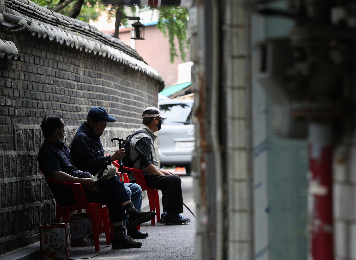 Older adults rest outside the wall of Tapgol Park in Jongno District, central Seoul, on June 14, 2021. [NEWS1] 