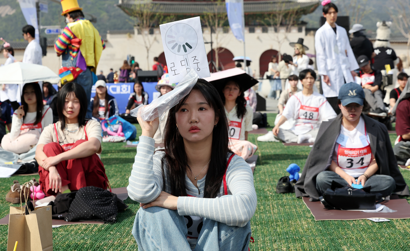 Participants zone out during the Space-out Competition at Gwanghwamun Square in Jongno District, central Seoul, on April 14. Launched in 2014, the competition awards the participant with the most stable heart rate over a 90-minute period, combined with votes from passersby. Contestants are prohibited from checking phones, talking or sleeping. [NEWS1]