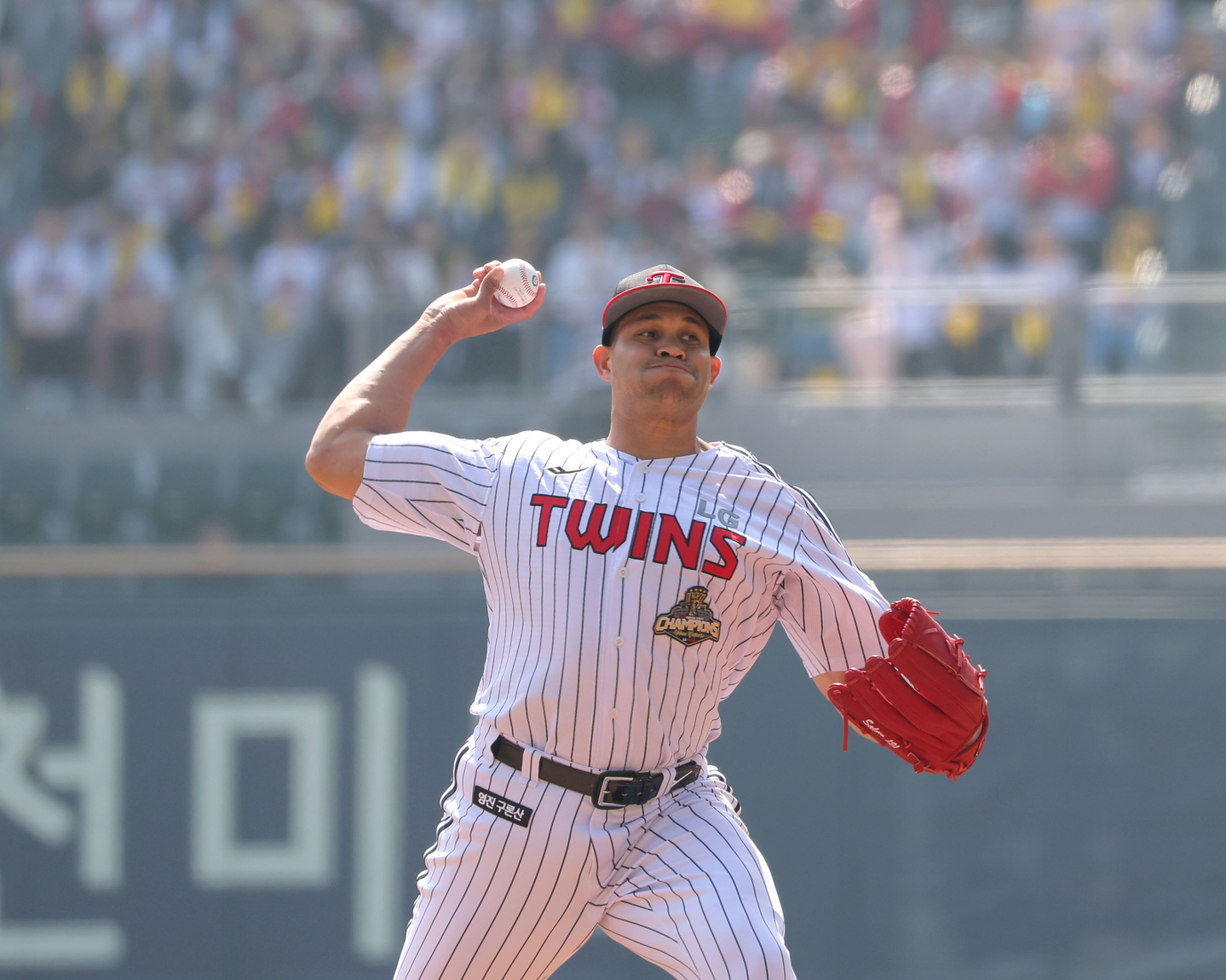 LG Twins starter Yonny Chirinos pitches against the KT Wiz during the clubs' Korea Baseball Organization regular-season game at Jamsil Baseball Stadium in Songpa District, southern Seoul on March 28. [YONHAP]