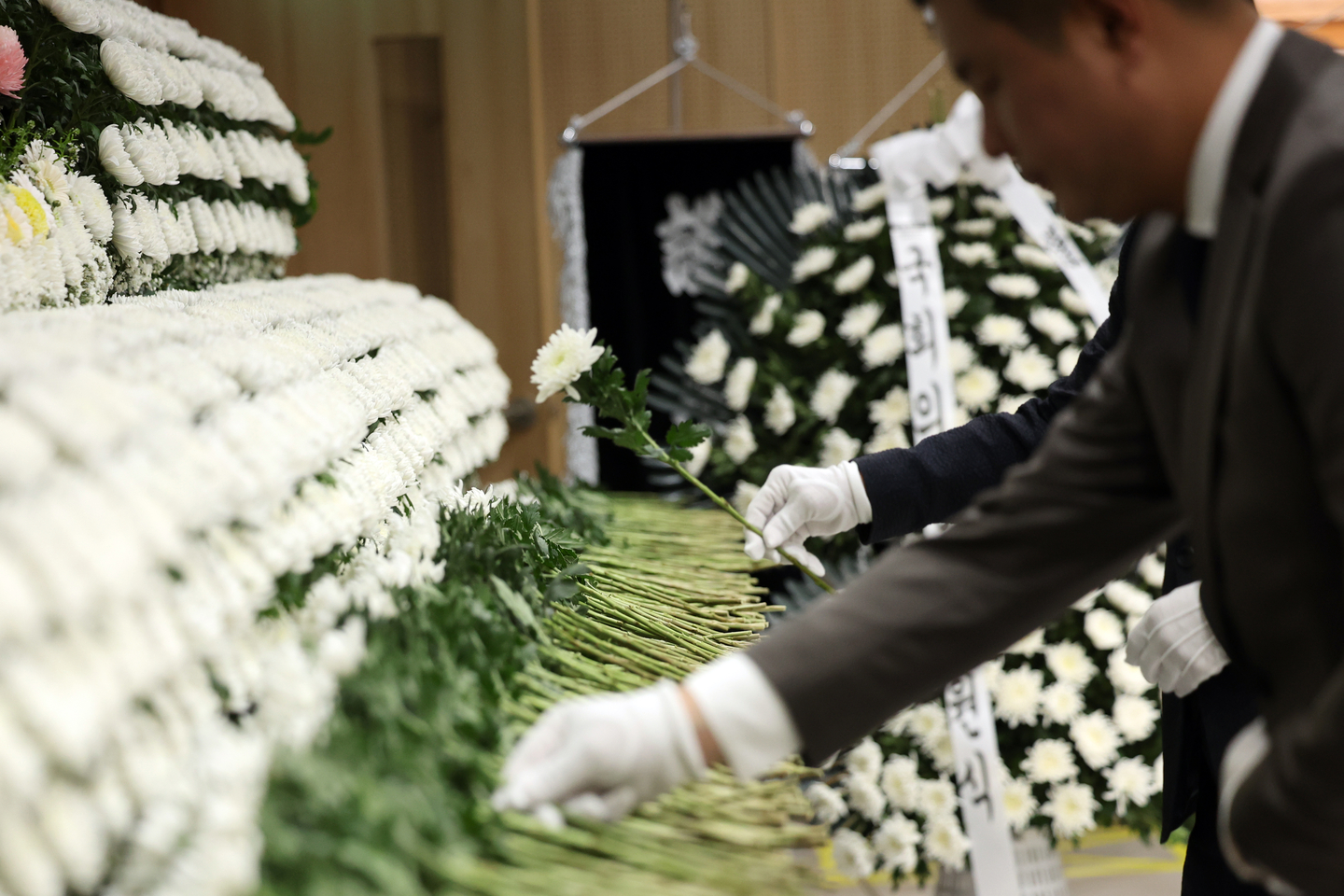 People lay flowers at a funeral home in Wando County, South Jeolla, on April 13 to pay their condolences to two firefighters killed in a cold storage warehouse fire. [YONHAP] 