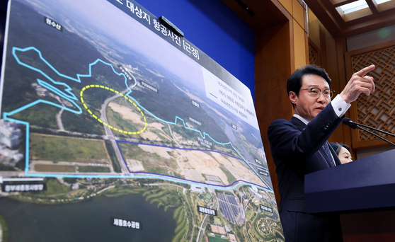 Lee Kyu-yeon, senior presidential secretary for public relations, shows a plan during a press briefing announcing the bid to develop a site for a presidential branch office in the administrative city of Sejong at the Blue House in central Seoul on April 14. [JOINT PRESS CORPS]