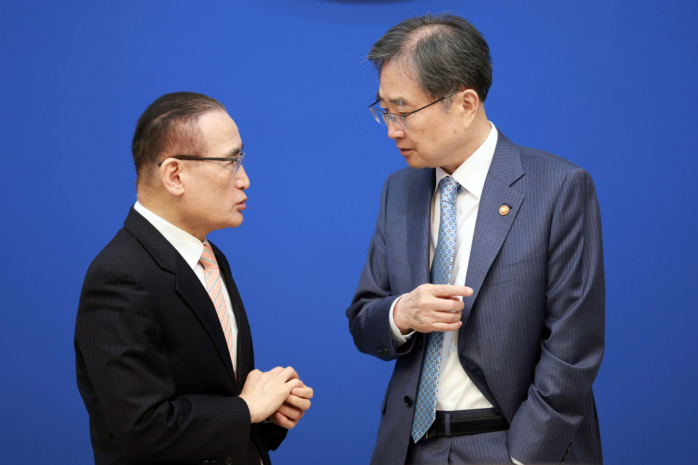 Foreign Minister Cho Hyun, right, and National Security Adviser Wi Sung-lac speak ahead of a Cabinet meeting and the fourth emergency economic review meeting at the Blue House in central Seoul on April 6. [NEWS1] 