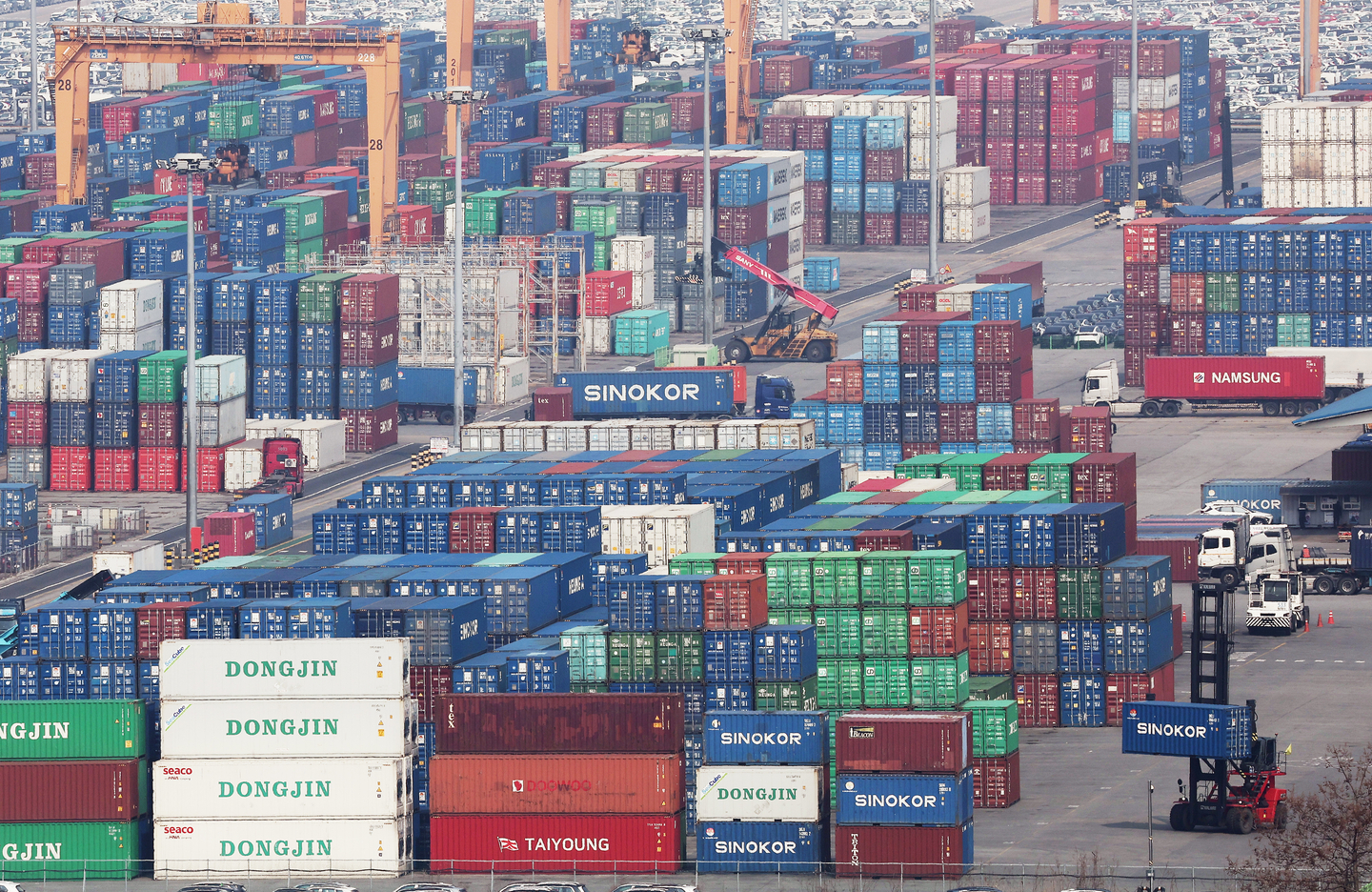 Shipping containers are stacked at a port in Pyeongtaek, Gyeonggi, on April 1. [YONHAP] 