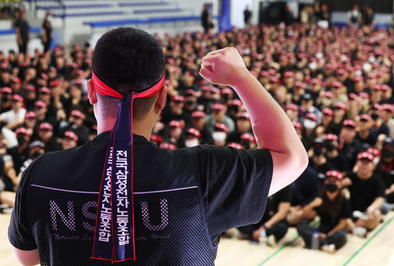 Members of the National Samsung Electronics Union hold a rally at Samsung Electronics’ Giheung chip campus in Yongin, Gyeonggi, on July 22, 2024, ahead of a general strike. [YONHAP]