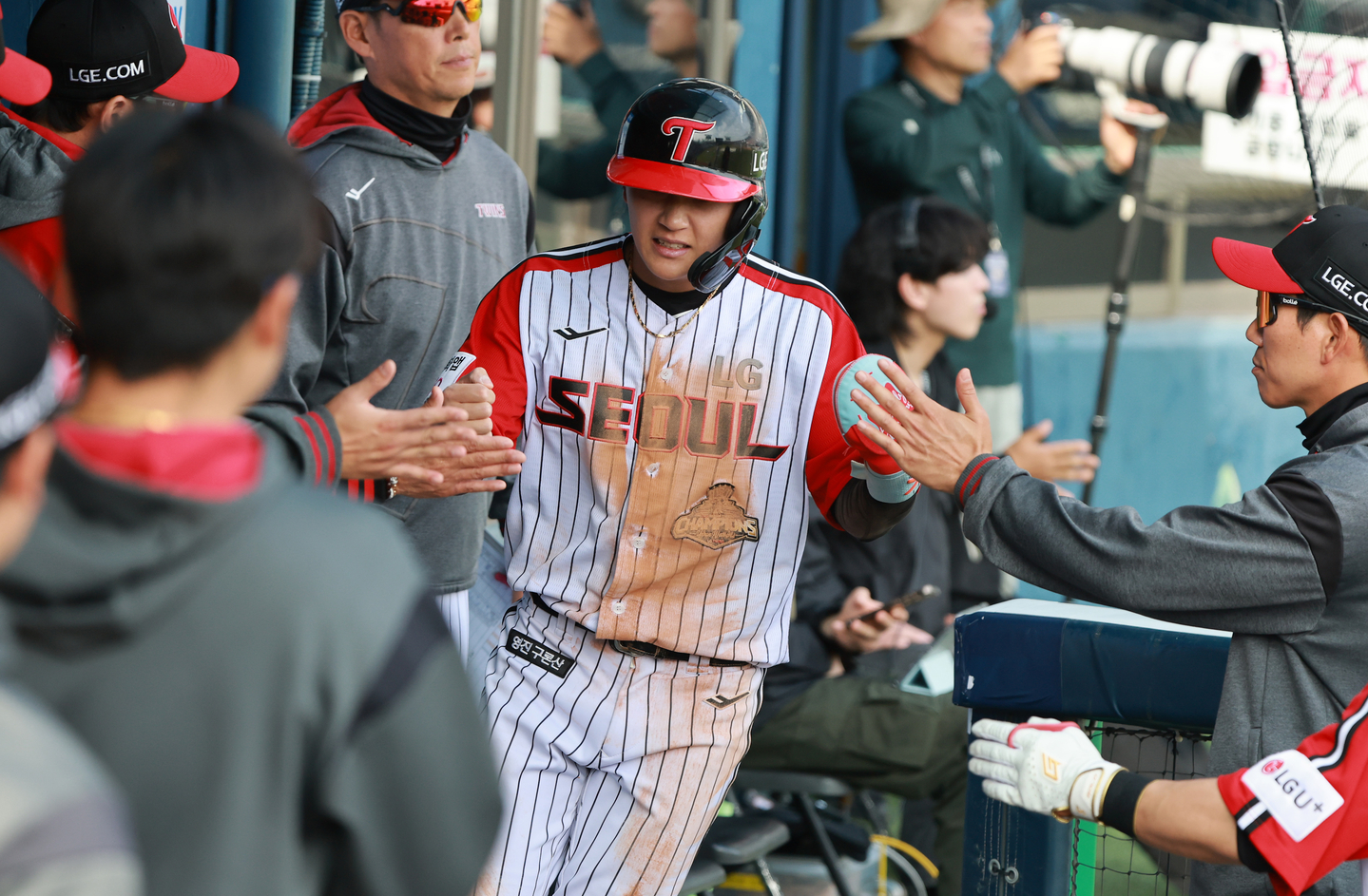 Choi Won-young of the LG Twins gives his teammates highfives during a game against the SSG Landers at Jamsil Baseball Stadium in Songpa District, southern Seoul, on April 12. [NEWS1]
