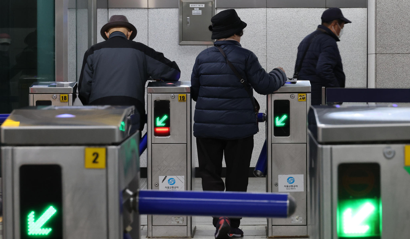 Older adults pass through a subway barrier at Jongno 5-ga Station in central Seoul on April 8. [YONHAP]