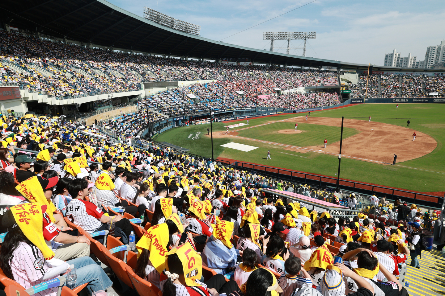 Spectators watch a baseball game match between SSG Landers and LG Twins at Jamsil Baseball Stadium in Songpa District, southern Seoul, on April 12. [NEWS1] 