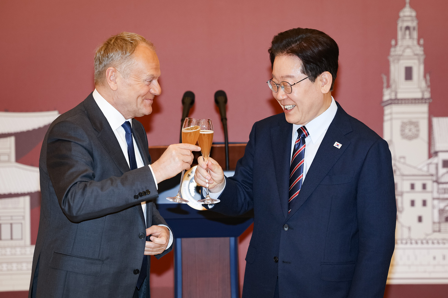 Korean President Lee Jae Myung, right, and Polish Prime Minister Donald Tusk toast during their official luncheon after their summit at the Blue House in central Seoul on April 13. [JOINT PRESS CORPS]