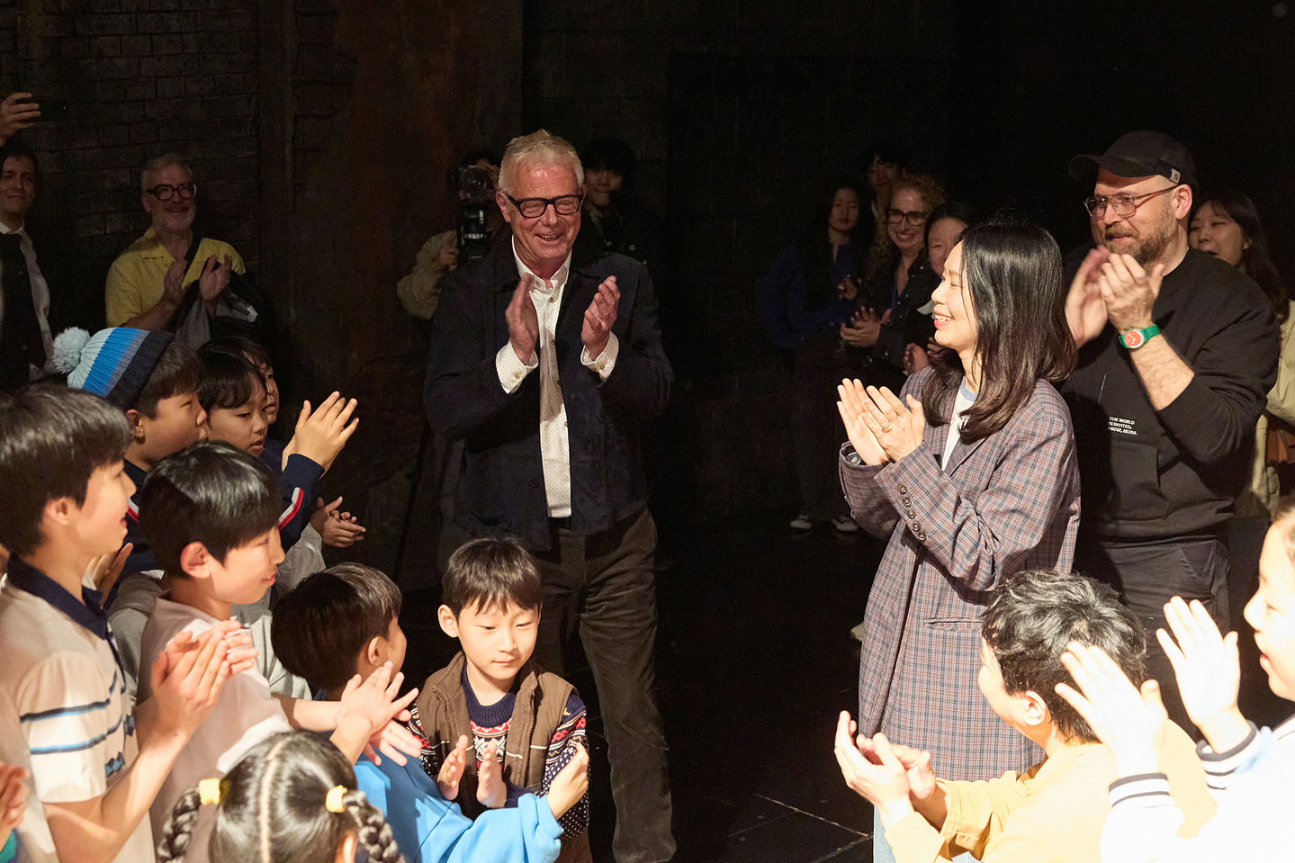 Stephen Daldry, center, director of the original 2000 film ″Billy Elliot″ and producer for the musical production of the same film, is seen during promotional events for ″Billy Elliot: The Musical″ in Korea. [SEENSEE COMPANY]