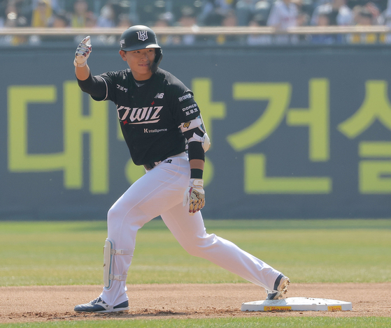 KT Wiz's shortstop and No. 9 batter Lee Gang-min poses after a timely hit on March 28. [YONHAP]