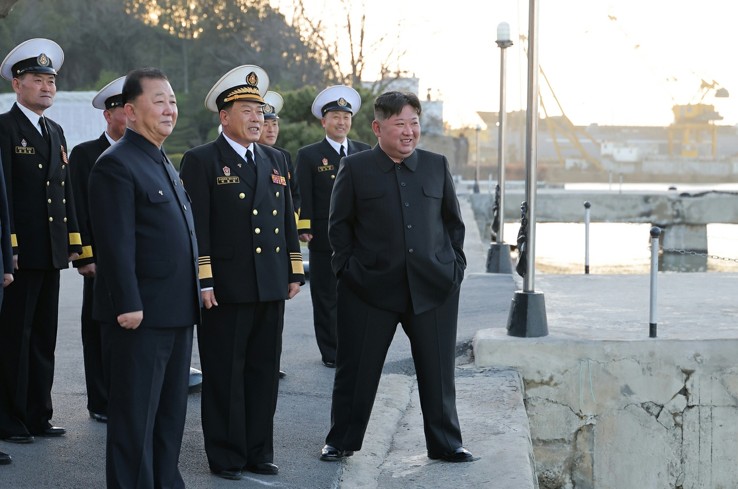  North Korean leader Kim Jong-un, center, stands on a dock in this photo released by the North’s official media, the Rodong Sinmun, on April 14. Kim reportedly oversaw test launches of strategic cruise missiles and anti-ship missiles from the new 5,000-ton destroyer Choe Hyon, which is set to be commissioned, on Sunday. [NEWS1]