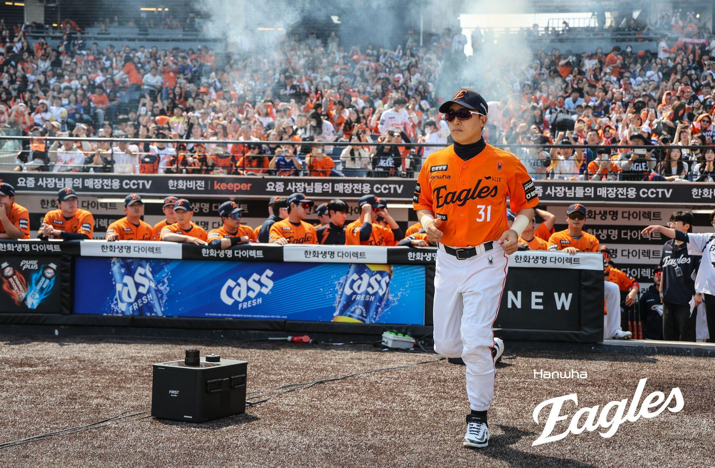Son Ah-seop of the Hanwha Eagles walks onto the field at Daejeon Hanwha Life Ballpark in the central city of Daejeon during the pregame ceremony ahead of a Korea Baseball Organization regular-season game against the Kiwoom Heroes on March 28, in this photo provided by the Eagles. [YONHAP]