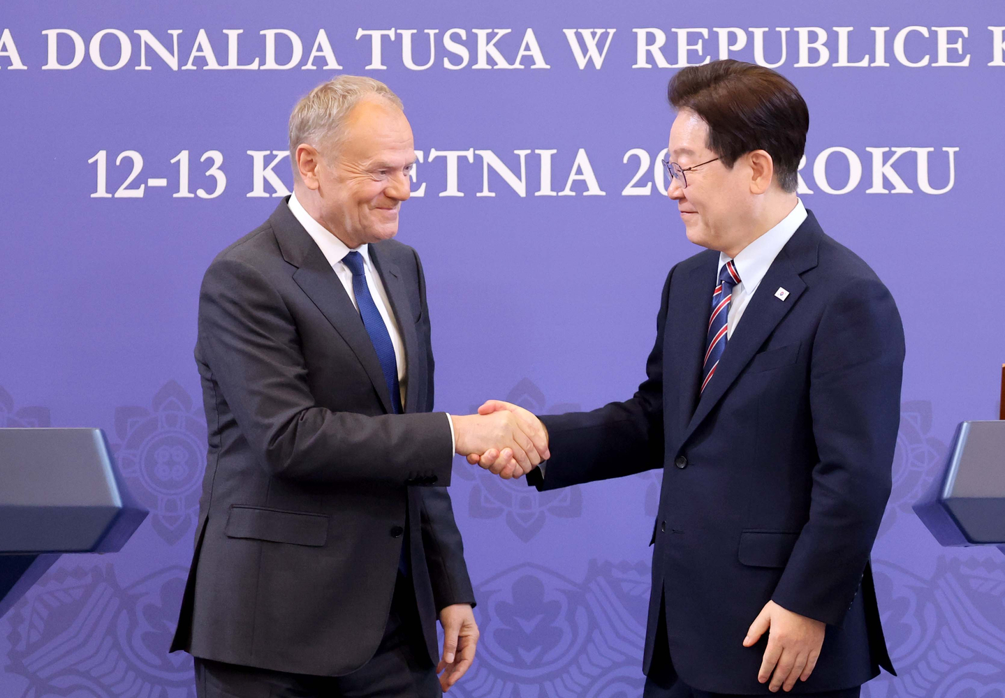 President Lee Jae Myung and Polish Prime Minister Donald Tusk shake hands after a joint press conference following their summit at Cheong Wa Dae on April 13. [JOINT PRESS CORPS]