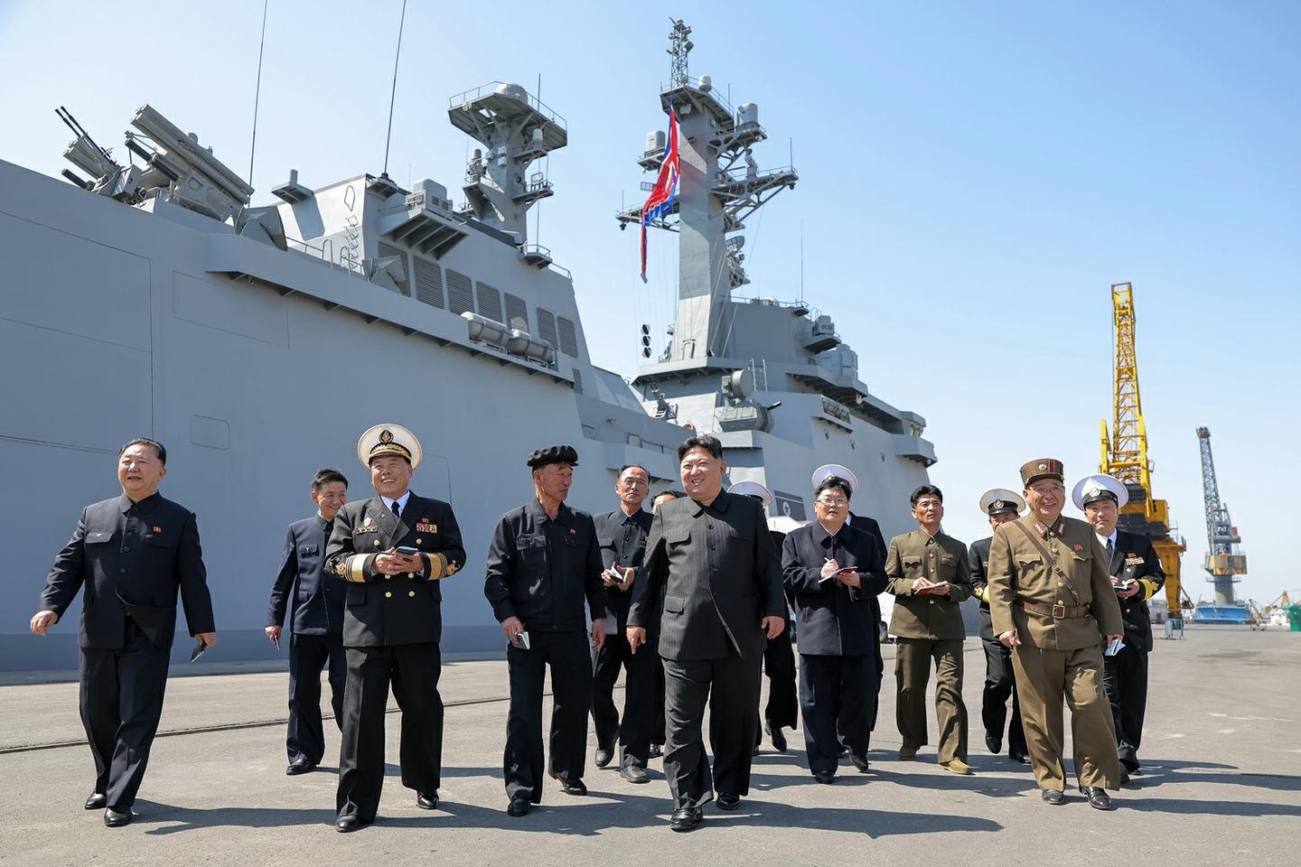 North Korean leader Kim Jong-un, center, walks in front of a naval warship in this photo released by the North’s official media, the Rodong Sinmun, on April 14. Kim reportedly oversaw test launches of strategic cruise missiles and anti-ship missiles from the new 5,000-ton destroyer Choe Hyon, which is set to be commissioned, on Sunday. [NEWS1]