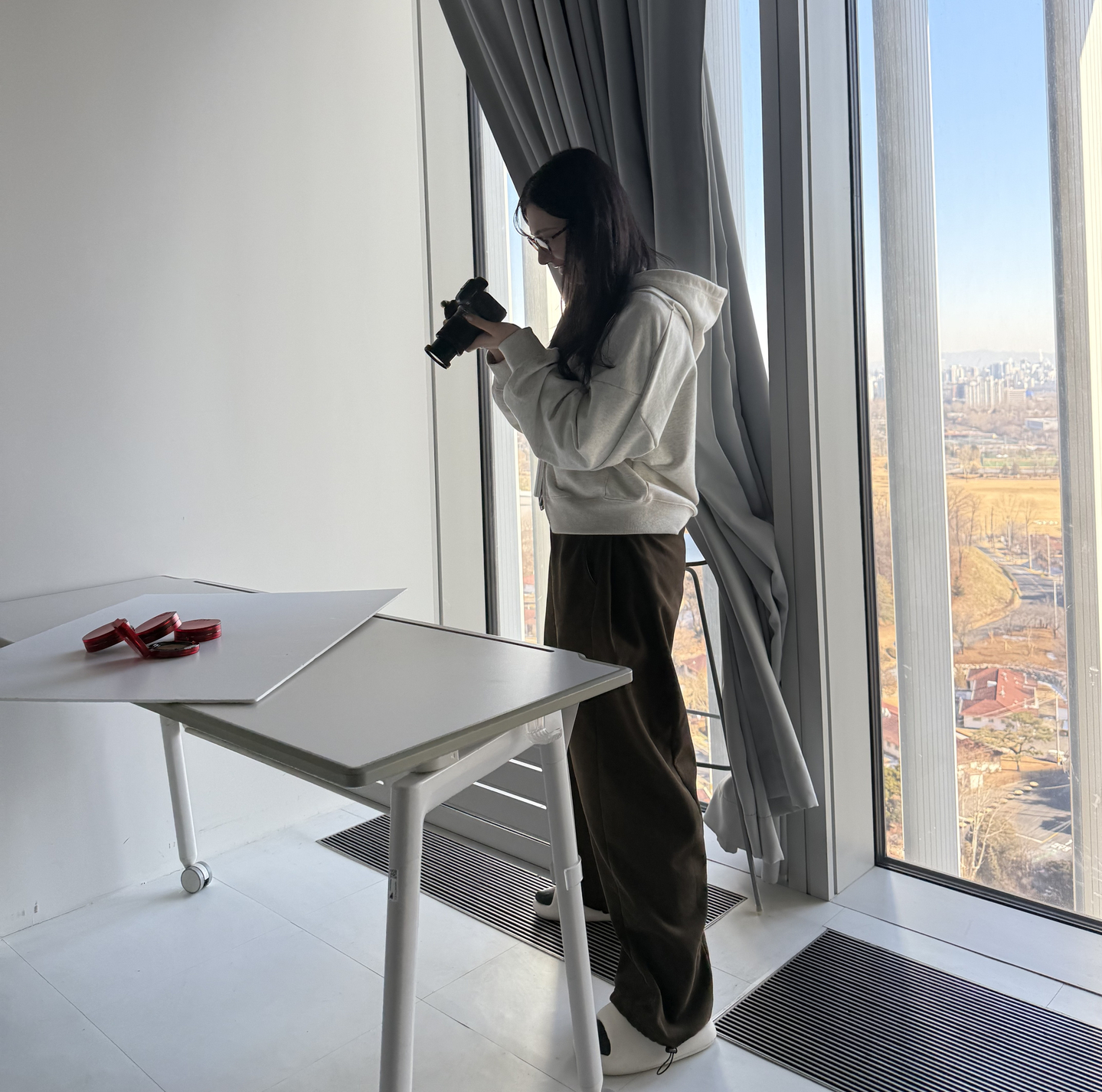 Zeynep Erkal takes photos for promotional content for cosmetics brand Espoir. [ZEYNEP ERKAL]