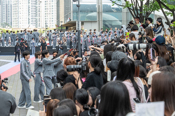 A flock of crowd gathers at an in-person event for K-pop idol audition program ″Boys II Planet″ (2025) in June 2025 in Sangam-dong, western Seoul. [MNET PLUS]