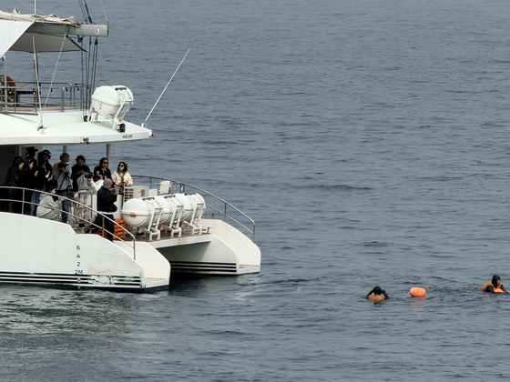 Representatives from Mongolian TV channel NTV shoot an entertainment show off the coast of Dodu-dong in Jeju Island on March 29. [CHOI CHOONG-IL]