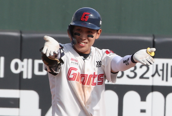Lotte Giants' No.9 batter Hwang Seong-bin poses after a timely hit during a game against the SSG Landers on April 5. [YONHAP]