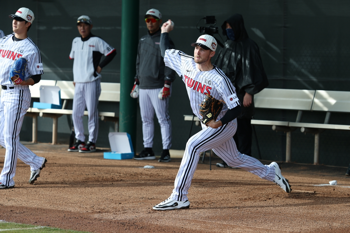 LG Twins pitcher Anders Tolhurst pitches in a bullpen session during spring training in Scottsdale, Arizona, on Feb. 2. [LG TWINS]