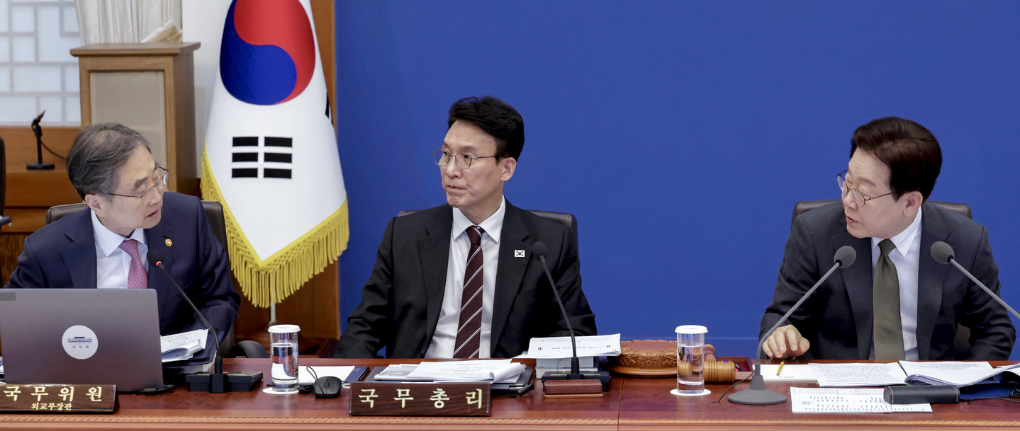 President Lee Jae Myung, far right, asks Foreign Minister Cho Hyun, far left, a question during a Cabinet meeting at The Blue House in Jongno District, central Seoul, on April 14. [YONHAP] 