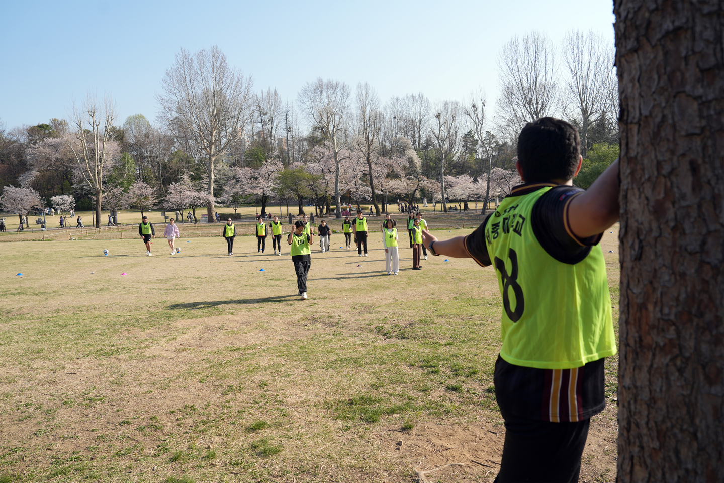 Students participating in the Running & Korean Culture course play ″Mugunghwa Flower Has Blossomed,″ a Korean game similar to the "Red Light, Green Light" game played in Western countries. [SEJONG UNIVERSITY]