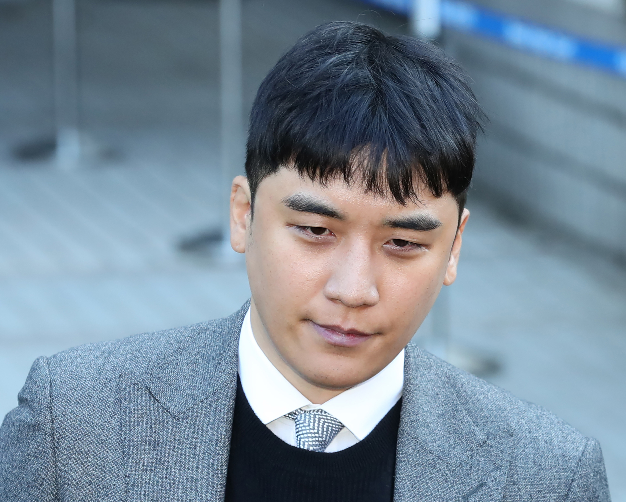 Former member of boy band Big Bang Seungri leaves the Seoul Central District Court in Seocho District, southern Seoul, on Jan. 13, 2020. [YONHAP]