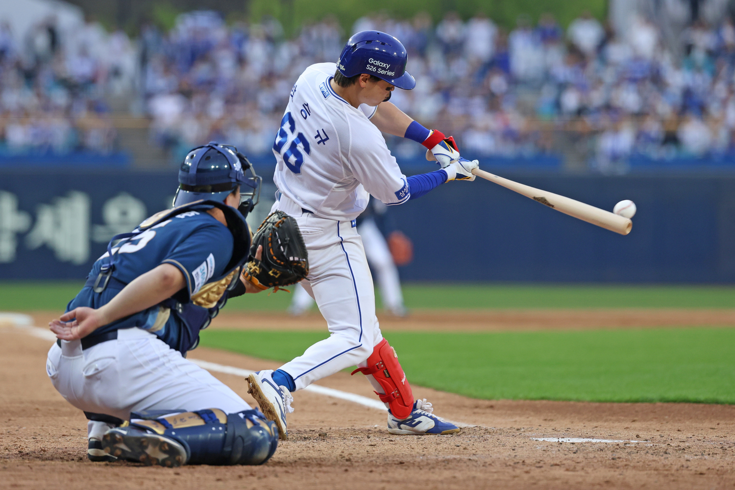 Samsung Lions outfielder Park Seung-kyu, right, plays against the NC Dinos at the Daegu Samsung Lions Park in Daegu on April 10. [SAMSUNG LIONS]