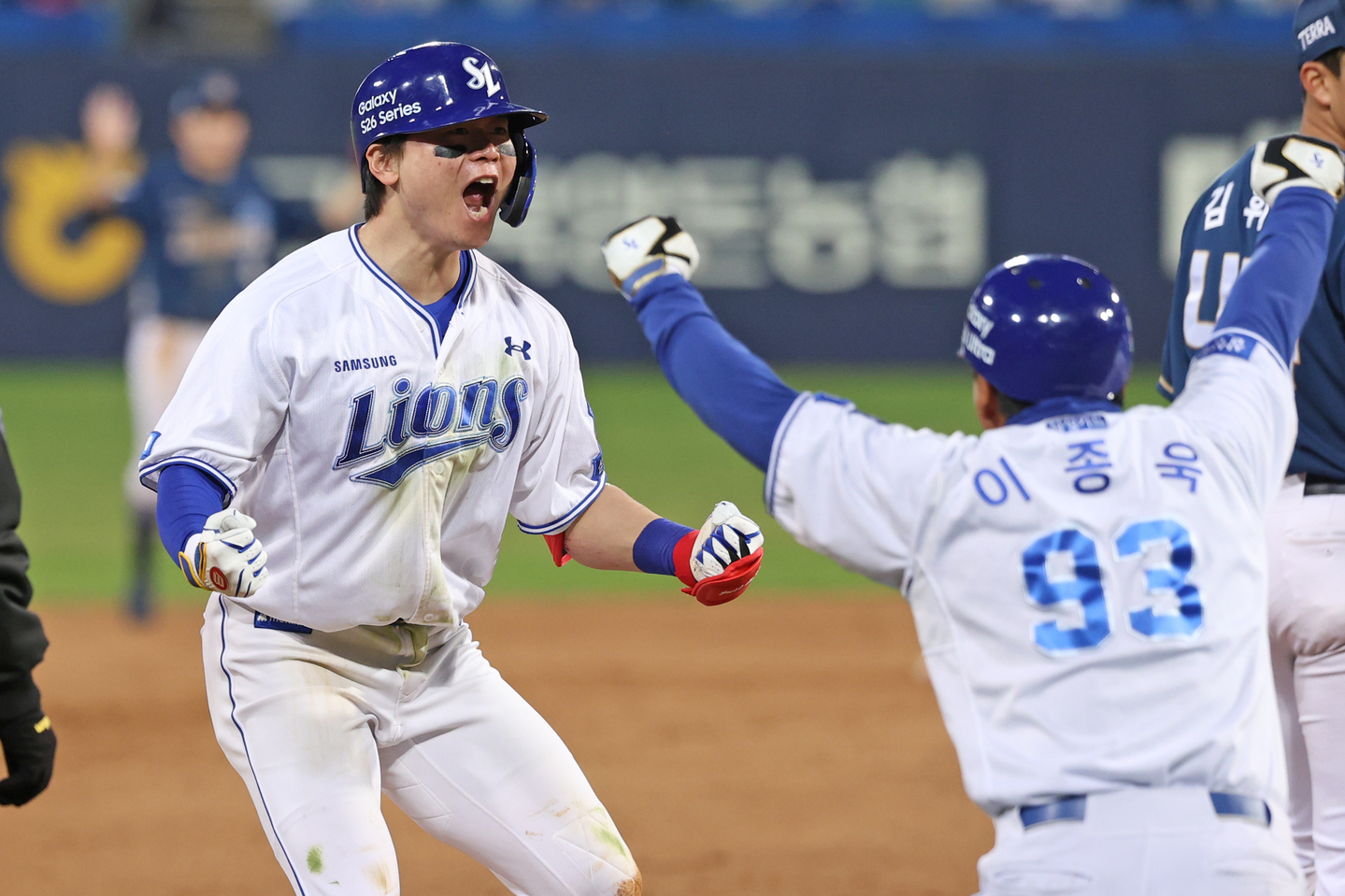 Samsung Lions outfielder Park Seung-kyu, left, plays against the NC Dinos at the Daegu Samsung Lions Park in Daegu on April 10. [SAMSUNG LIONS]