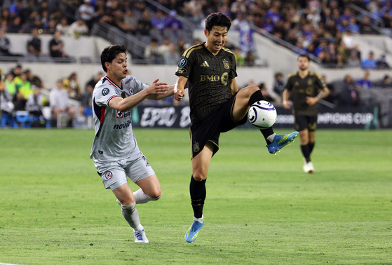 Son Heung-min of Los Angeles Football Club, right. controls the ball against Amaury Garcia of Cruz Azul during the first leg of the quarterfinals at the Concacaf Champions Cup at BMO Stadium in Los Angeles on April 7. [GETTY/YONHAP]