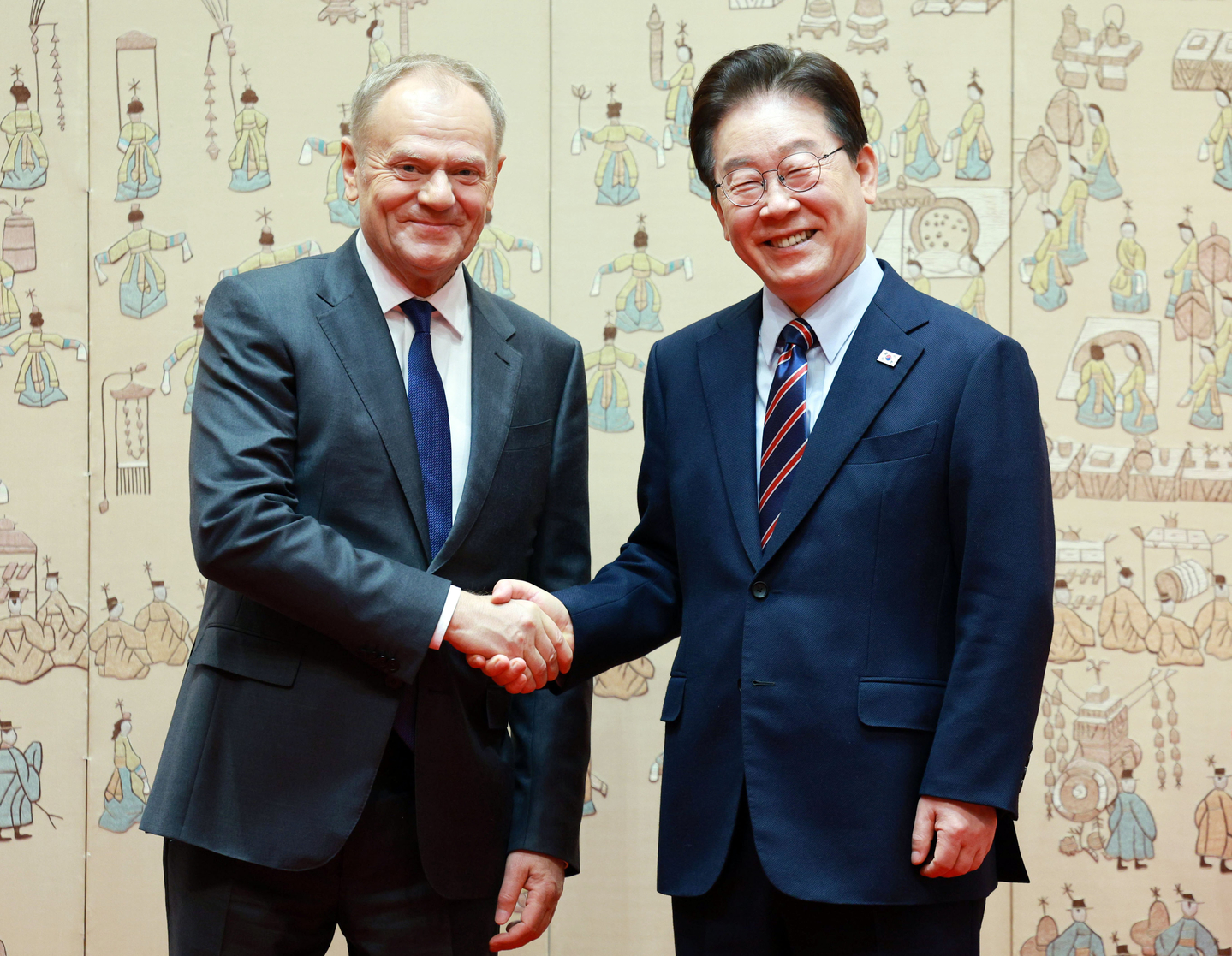 Korean President Lee Jae Myung, right, and Polish Prime Minister Donald Tusk shake hands ahead of their bilateral summit at the Blue House in central Seoul on April 13. [JOINT PRESS CORPS]