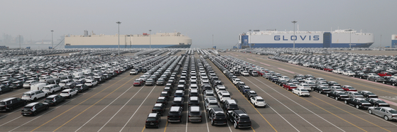 Kia cars bound for export are seen at a port in Pyeongtaek on April 3. [NEWS1] 