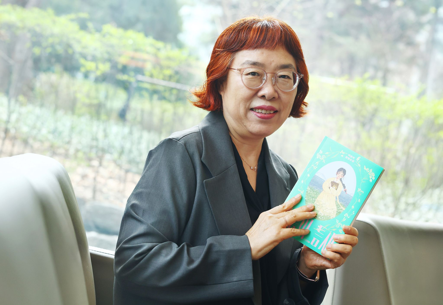 Author Lee Geum-yi is seen during an interview with Yonhap News Agency in Jongno District, central Seoul, on April 1. [YONHAP]