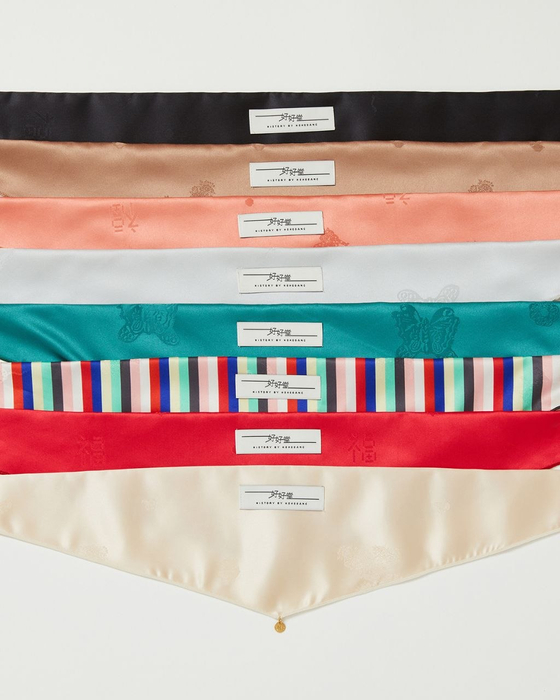 A hanbok-inspired (traditional Korean attire) cape gifted to Polish Prime Minister Donald Tusk's dog on April 13 during a bilateral summit in Seoul. [BLUE HOUSE]