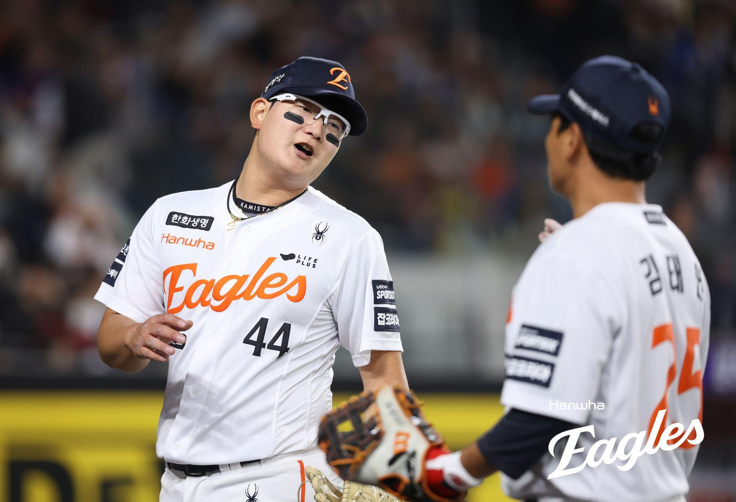 Hanwha Eagles reliever Kim Seo-hyeon, left, reacts after retiring a batter for the Samsung Lions during the clubs' KBO regular season game at Daejeon Hanwha Life Ballpark in the central city of Daejeon on April 14. [YONHAP] 