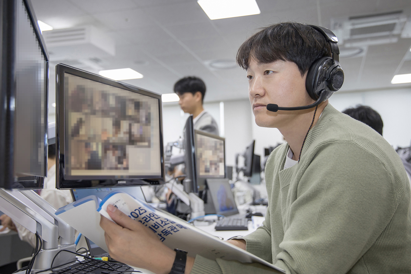 An inspector holds a preliminary call with applicants of corporate entrance exam at Samsung's human resources development center in March. [SAMSUNG]  