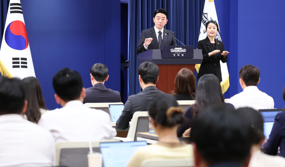 Kang Hoon-sik, the presidential chief of staff, center, takes questions from reporters during a press briefing on the outcome of his four-country trip as a special envoy to Kazakhstan, Oman, Saudi Arabia and Qatar at the Blue House in central Seoul on April 15. [NEWS1]