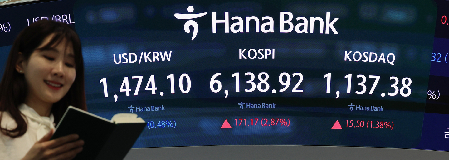 A screen in Hana Bank's trading room in central Seoul shows the Kospi opening on April 15. [YONHAP]