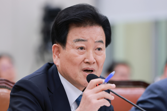 Unification Minister Chung Dong-young responds to an inquiry at a plenary session at the National Assembly in Seoul on April 15. [YONHAP] 
