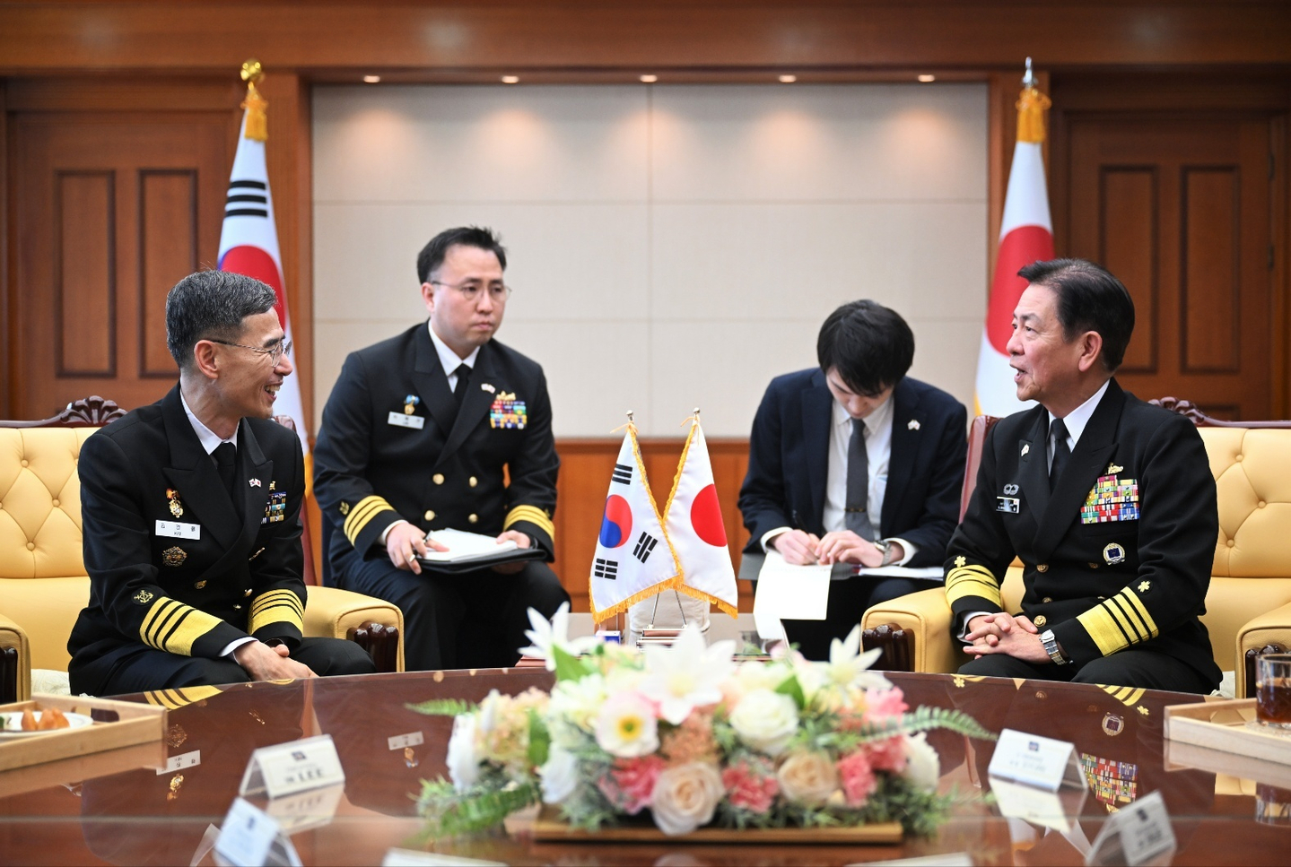 Korean Chief of Naval Operations Adm. Kim Kyung-ryul, far left, and Adm. Akira Saito, chief of staff of the Japan Maritime Self-Defense Force, far right, hold bilateral talks in Seoul on April 15. [REPUBLIC OF KOREA NAVY]