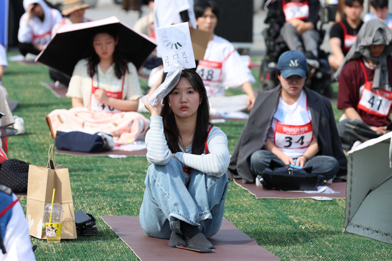 The winner of the 2026 Gwanghwamun Space-out Competition participates in the competition in Jung District, central Seoul, on April 14. [YONHAP]