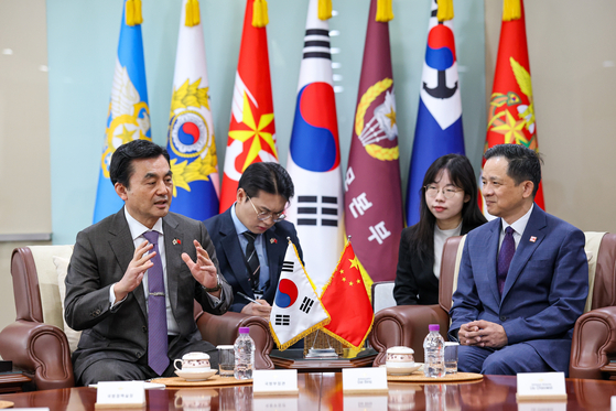 Defense Minister Ahn Gyu-back, left, and Chinese Ambassador to South Korea Dai Bing speak at the Ministry of National Defense in Yongsan District, central Seoul, on April 15. [MINISTRY OF DEFENSE]