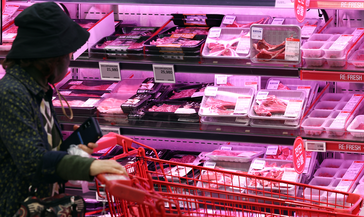 A customer looks at meat in a supermarket in Seoul on April 12. [NEWS1] 