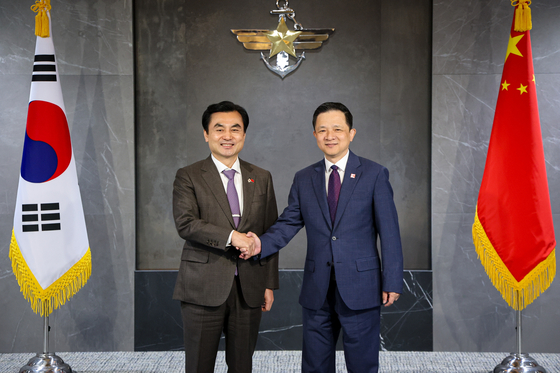 Defense Minister Ahn Gyu-back, left, and Chinese Ambassador to South Korea Dai Bing pose for a photo at the Ministry of National Defense in Yongsan District, central Seoul, on April 15. [MINISTRY OF DEFENSE] 