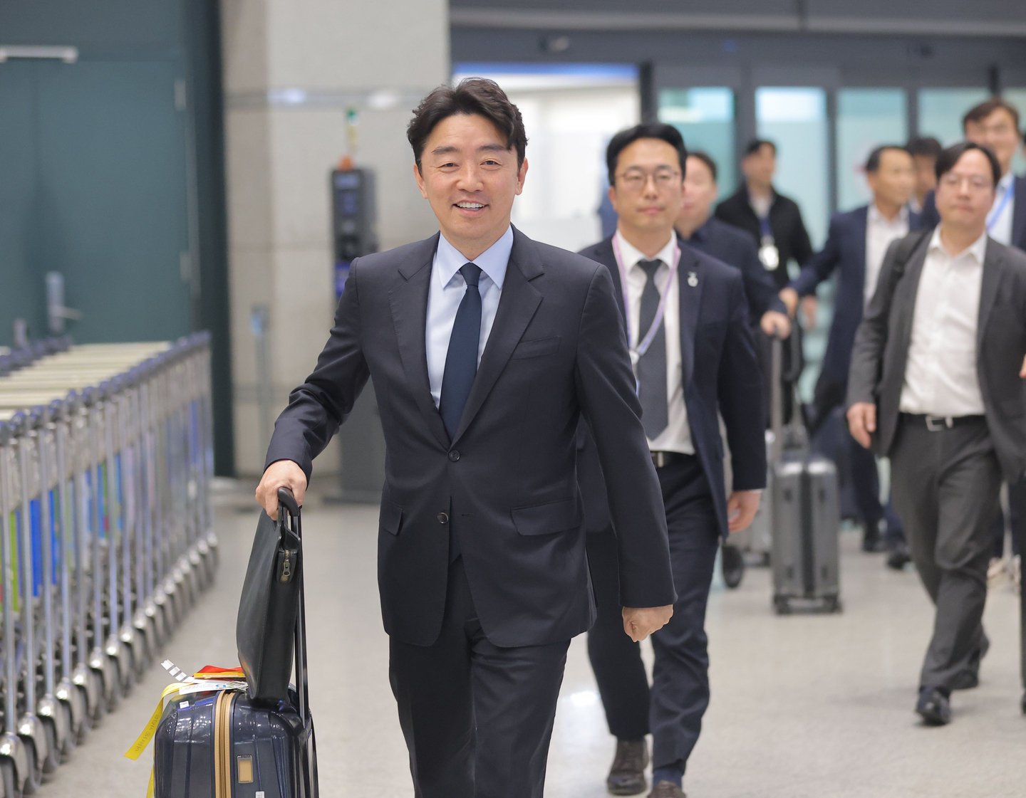 Kang Hoon-sik, the presidential chief of staff, arrives at Incheon International Airport on April 14 after an eight-day trip to Kazakhstan, Oman, Saudi Arabia and Qatar. [YONHAP] 
