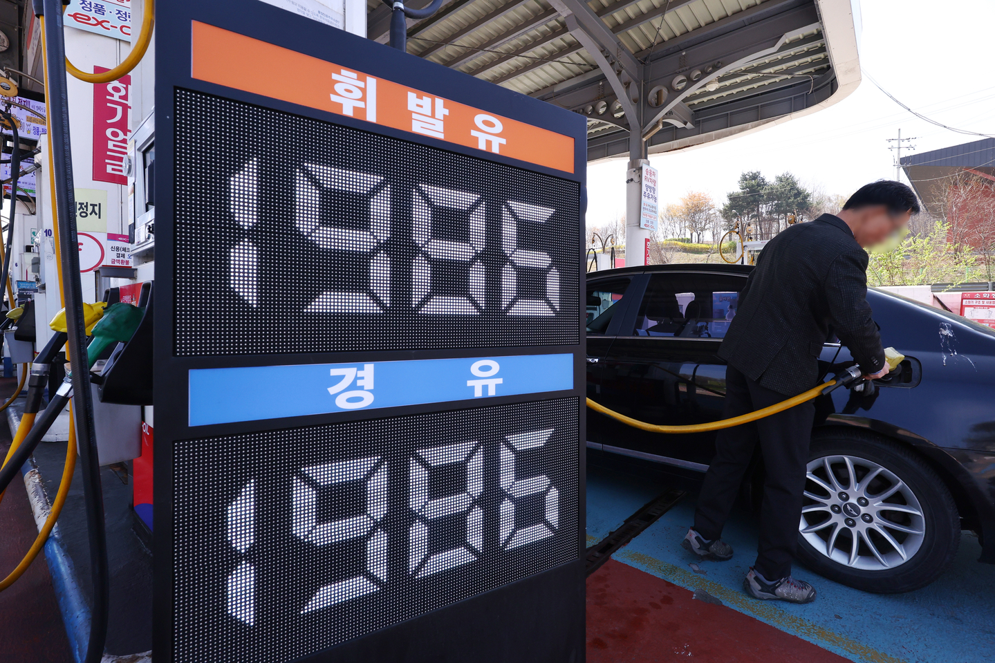 A gas station in Seoul is seen on April 12. [YONHAP] 