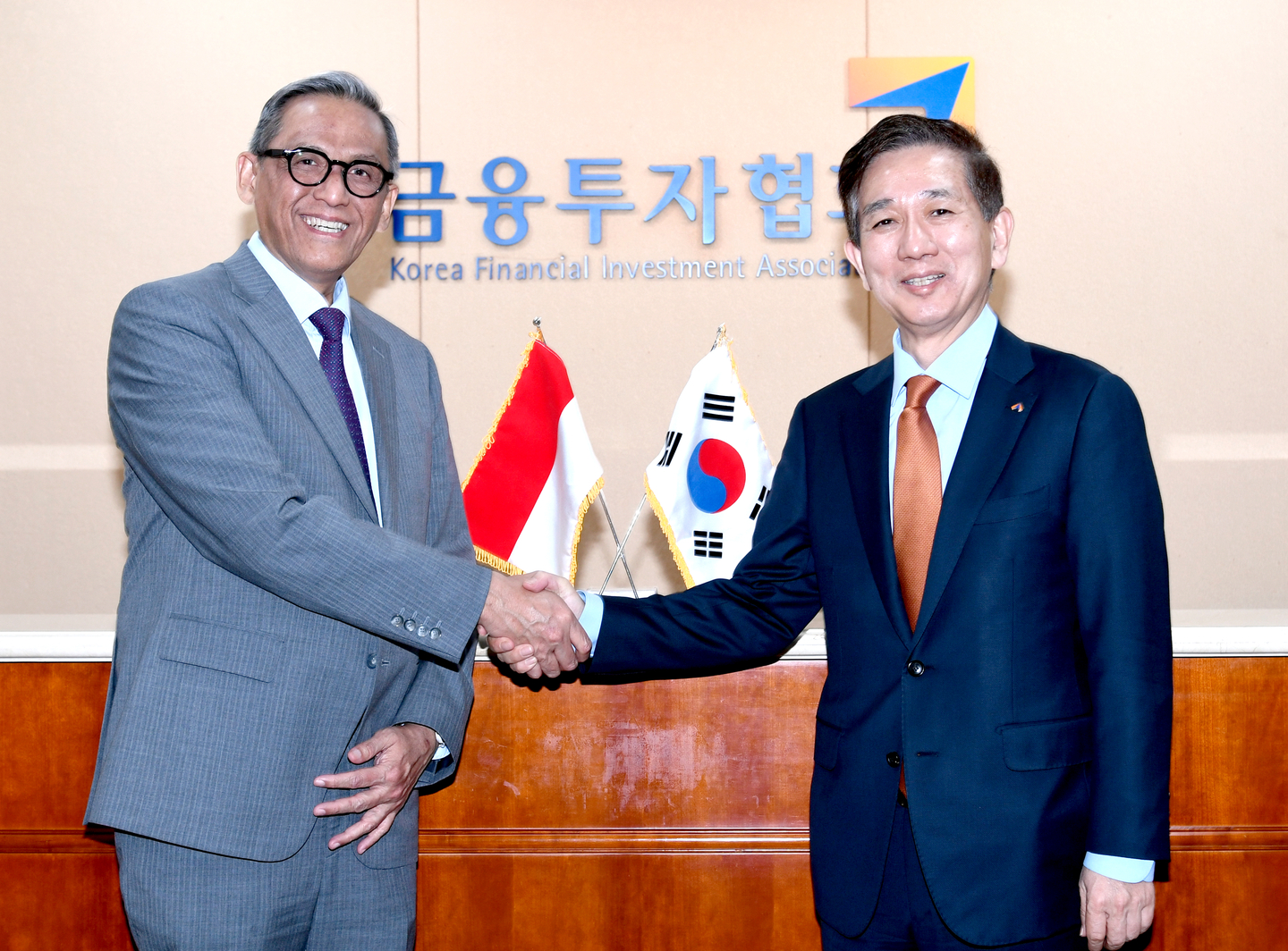 Korea Financial Investment Association Chairman Hwang Seong-yeop, right, shakes hands with Indonesian ambassador to Seoul Cecep Herawan in western Seoul on April 15. [KOREA FINANCIAL INVESTMENT ASSOCIATION]