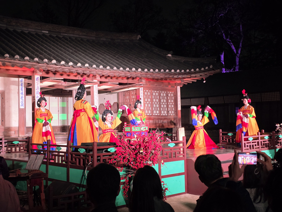 A traditional performance is staged at Changdeok Palace's Yeongyeongdang on April 14 during the palace's Moonight Tour program. [JIN EUN-SOO]