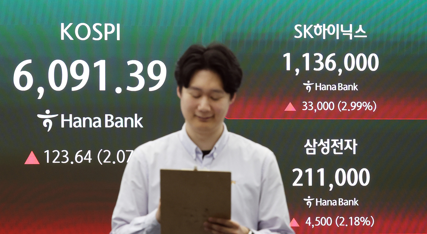 Stock prices for SK hynix and Samsung Electronics are displayed on an electronic board in the dealing room of Hana Bank’s headquarters in Jung District, central Seoul, on April 15. [YONHAP]