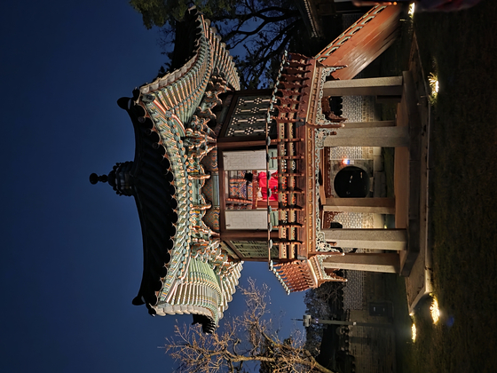 A daegeum player performs inside a pavilion at Nakseonjae's rear garden. [JIN EUN-SOO]